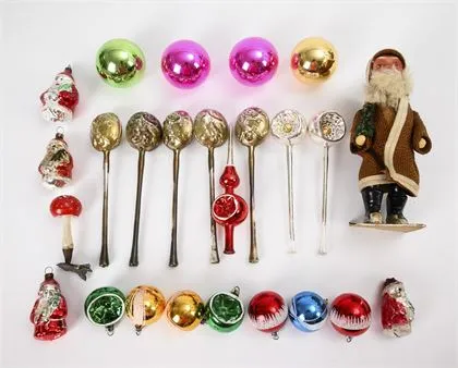 Vieux Père Noël et quelques pièces de décoration de sapin