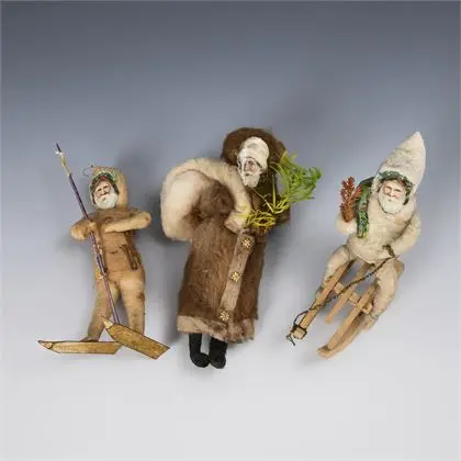 3 figures en ouate en Pères Noël
