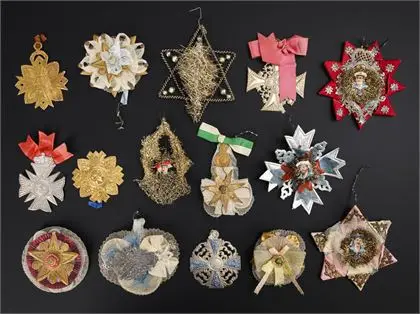 Lot de 13 ordres de cotillon et 2 pièces de décoration de sapin de Noël