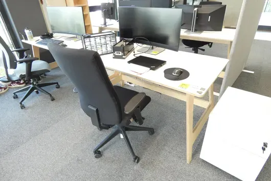Schreibtisch + Bürostuhl u. Schreibtischcontainer