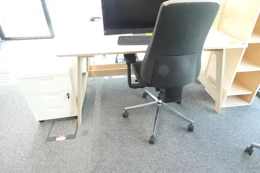 Bureau + bureaustoel en bureauladeblok