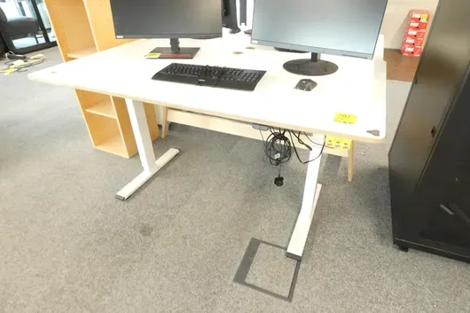 Elektricky výškově nastavitelný stůl