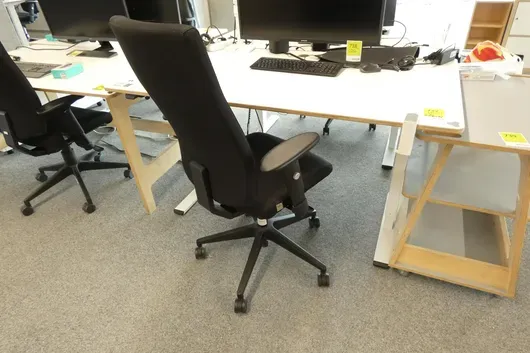 Ensemble de poste de travail avec bureau à hauteur réglable électrique
