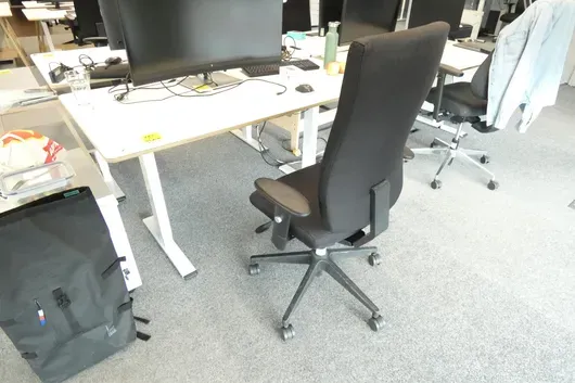 Ensemble de poste de travail avec bureau à hauteur réglable électriquement