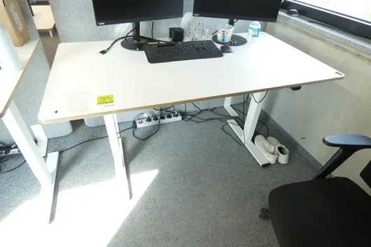 Elektrisch in hoogte verstelbaar bureau