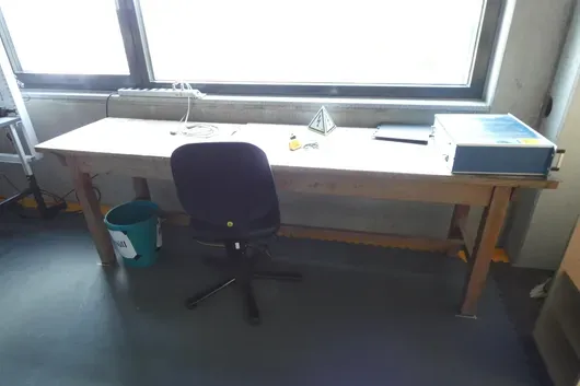 Établi avec chaise de bureau
