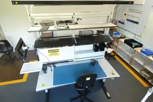 Table de travail ESD avec éclairage, avec contenu