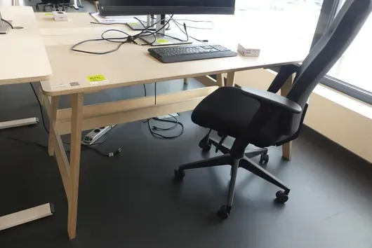 Bureau avec chaise de bureau, sans contenu