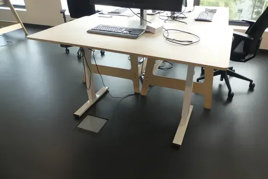 Bureau à hauteur réglable électrique, sans contenu