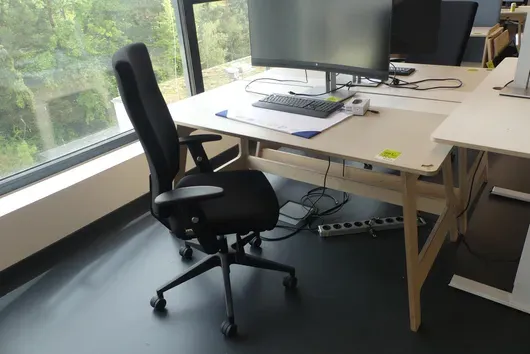 Bureau avec chaise de bureau, sans contenu