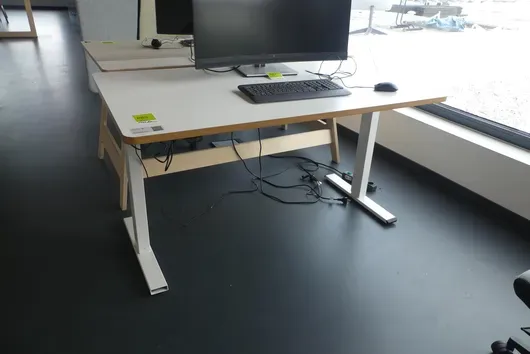 Bureau à hauteur réglable électrique, sans contenu