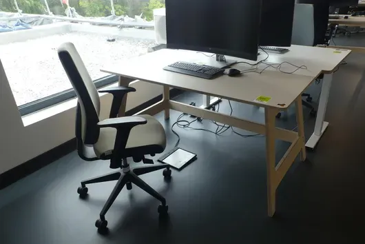 Bureau avec chaise de bureau, sans contenu