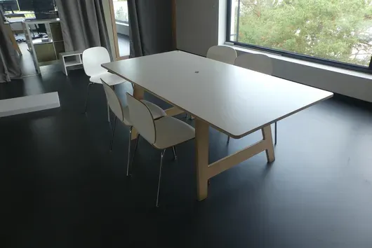 Table de réunion avec 5x chaise visiteur et élément d'appoint