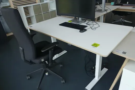 Bureau avec chaise de bureau, sans contenu
