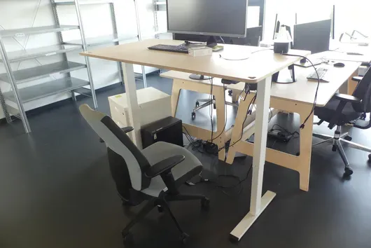 Bureau à hauteur réglable électrique avec chaise de bureau, sans contenu