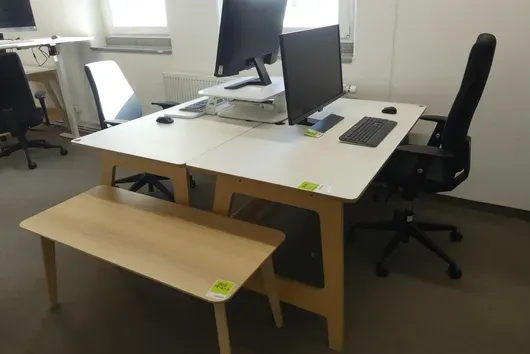 2x Stůl se 2x Kancelářská židle, bez obsahu