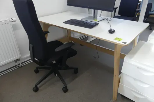 Bureau avec chaise de bureau, sans contenu