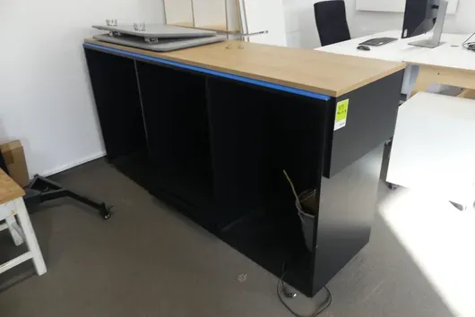 Pultový prvek, s obsahem