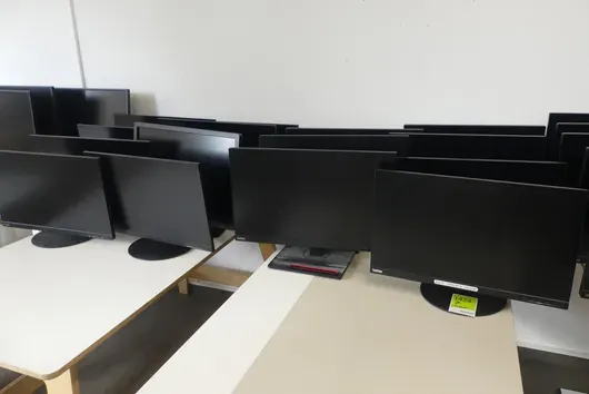 16x LENOVO Monitore, ohne Kabel