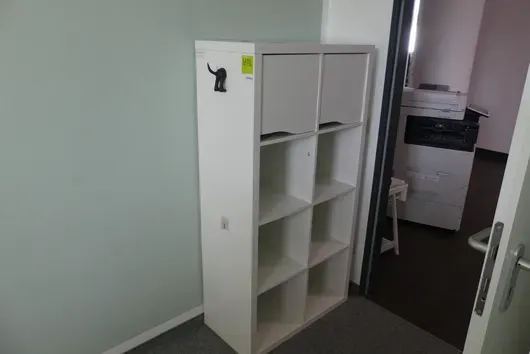 Vedlejší regál s vložkami