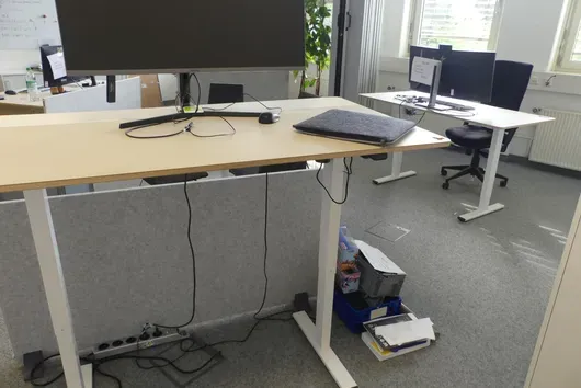 2x bureau à hauteur réglable électrique, sans contenu