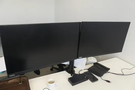 2x monitory LENOVO ThinkVision (bez stojanu)