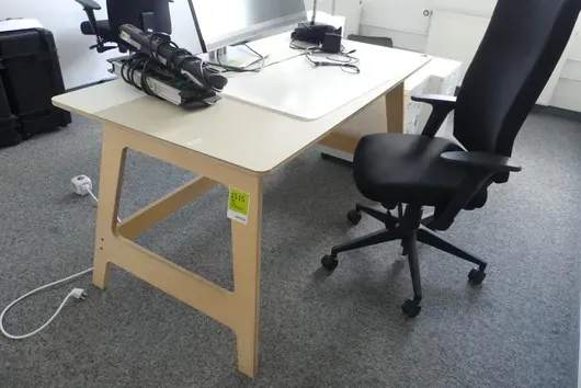 Stůl s kancelářskou židlí, bez obsahu