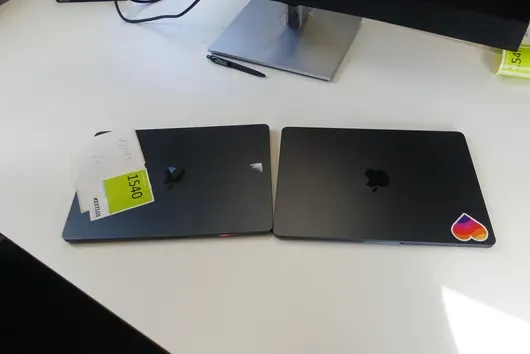 2x APPLE A3113, ohne Zubehör