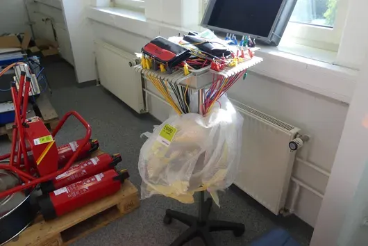 Držák laboratorního vedení s obsahem
