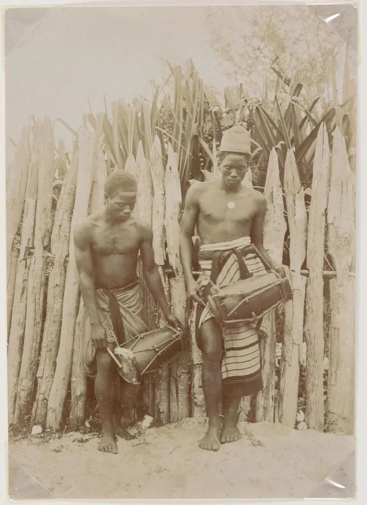 Madagaskar. – Portret dwóch doboszy z Farafangany
