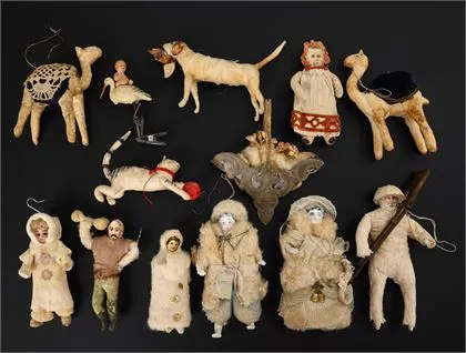 Lot de 12 figures en ouate et 1 cigogne en celluloïd