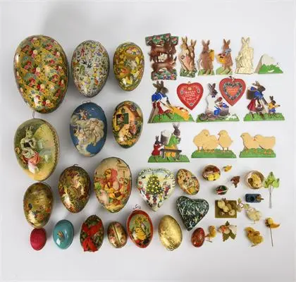 Collection de 17 œufs de Pâques en carton et figures en carton gaufré