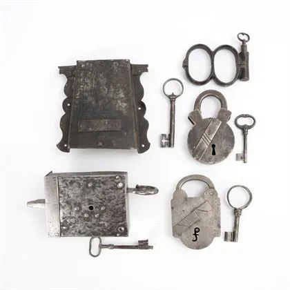 Lot de cinq anciens cadenas et serrures