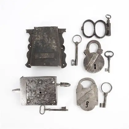 Lot de cinq anciens cadenas et serrures