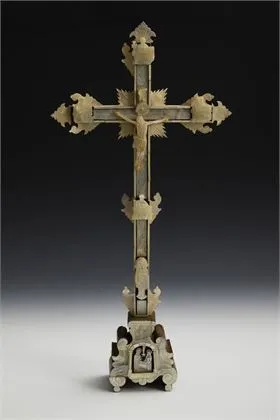 Crucifix avec appliques et reliefs en nacre