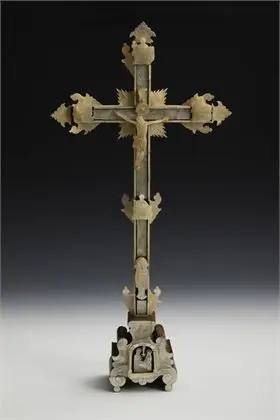 Crucifix avec appliques et reliefs en nacre
