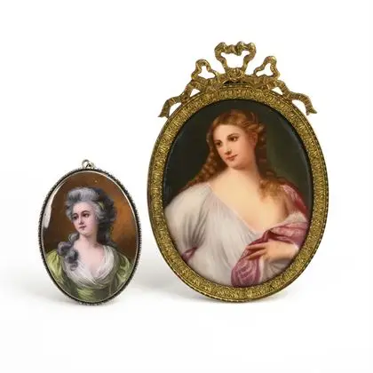 2 miniatures avec représentations de femmes