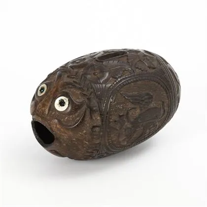 Noix de coco sculptée en tirelire