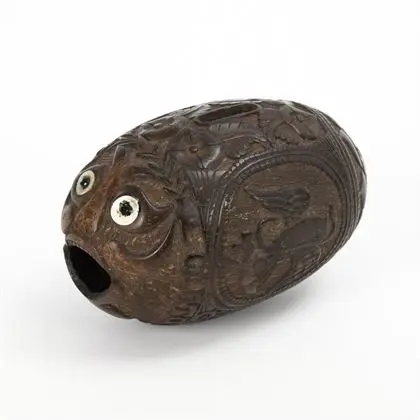 Noix de coco sculptée en tirelire