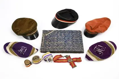 Lot Studentika - 5 casquettes, rubans et album photo