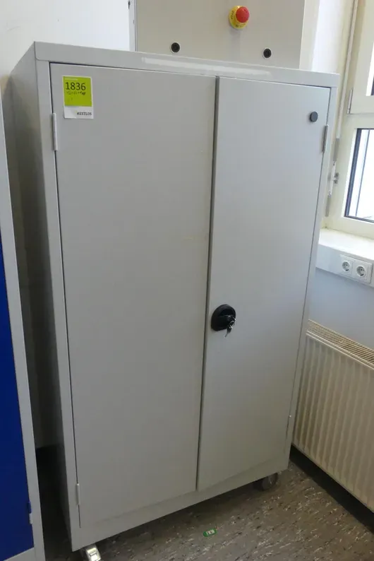 Kovová skříň, prázdná