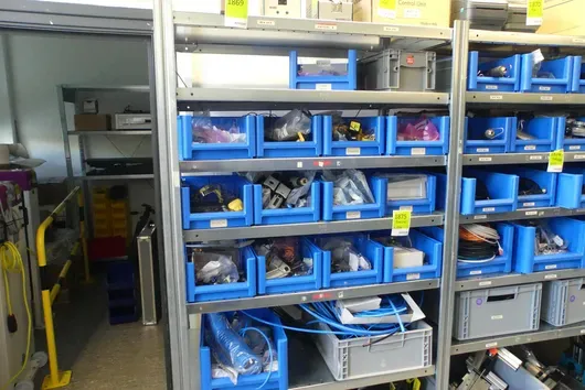 Lot d'accessoires/petites pièces avec bacs à cases