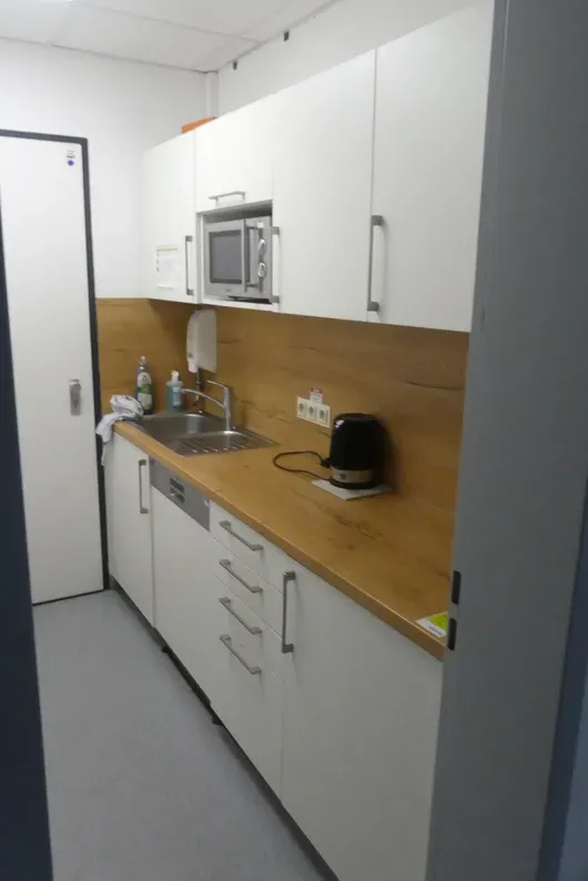 Kuchyňská linka s obsahem