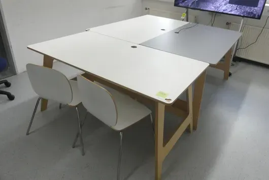 3x table avec 2x chaise visiteur
