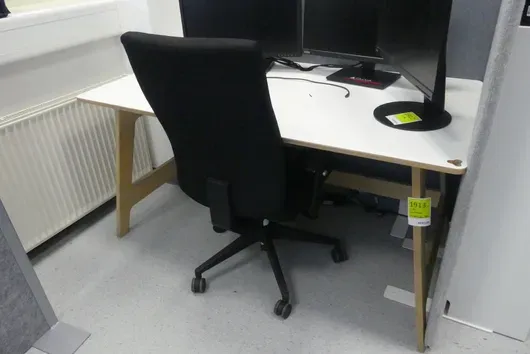 Bureau avec chaise de bureau et 2x cloison, sans contenu