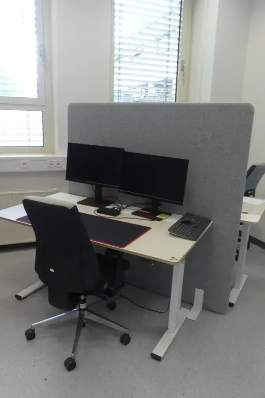 Bureau réglable en hauteur électrique avec chaise de bureau et cloison, sans contenu