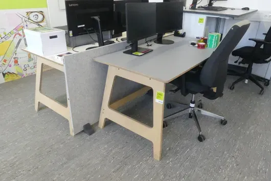 2x Schreibtisch mit 1x Bürostuhl