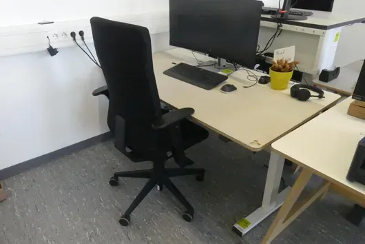 Elektrisch in hoogte verstelbaar bureau met bureaustoel, zonder inhoud