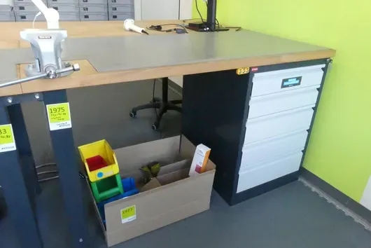 Établi avec armoire à tiroirs d'atelier, avec étau et contenu de l'armoire