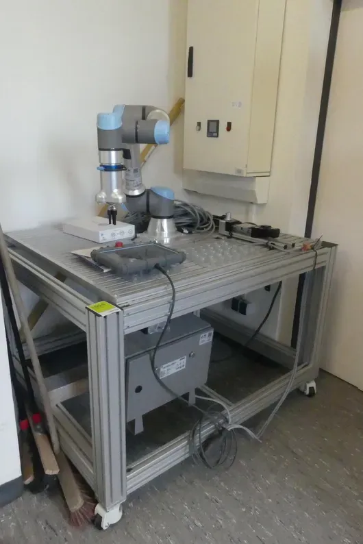 UNIVERSAL ROBOTS UR5e se stolem